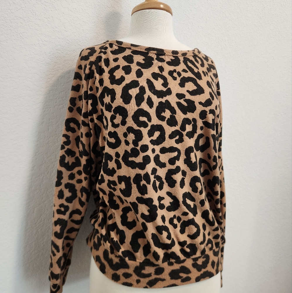 Chic Leopard Print Pullover